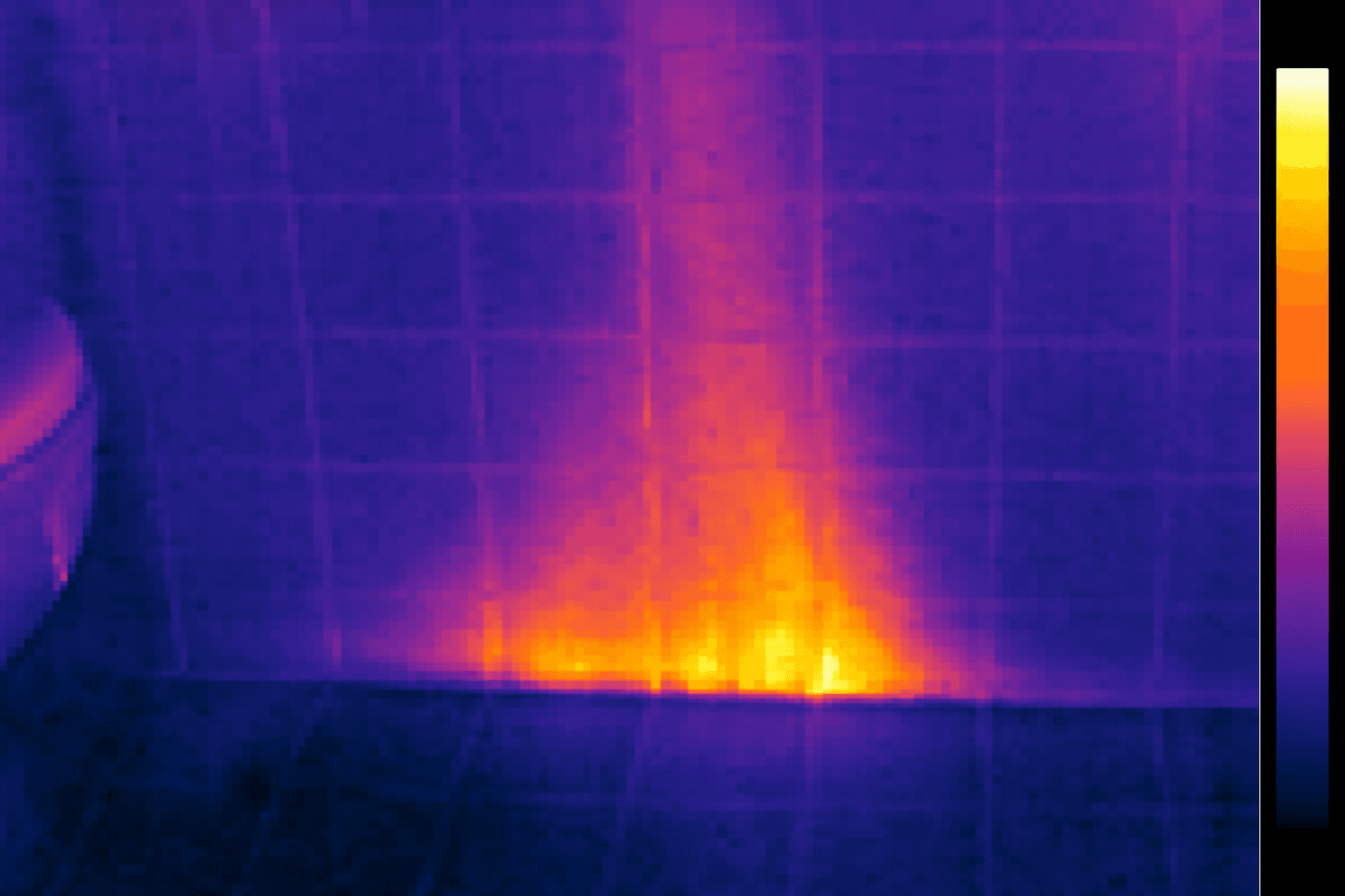 Image de caméra thermique montrant une zone chaude derrière la faïence